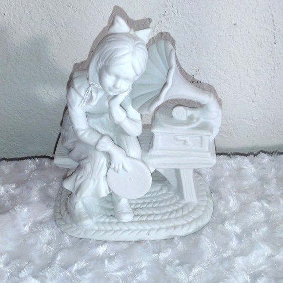 Vintage bisque white porcelain little girl with Gramophone player 6.2/5